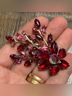 Vintage unsigned Beau Jewels Red and Pink Crystal Floral Brooch